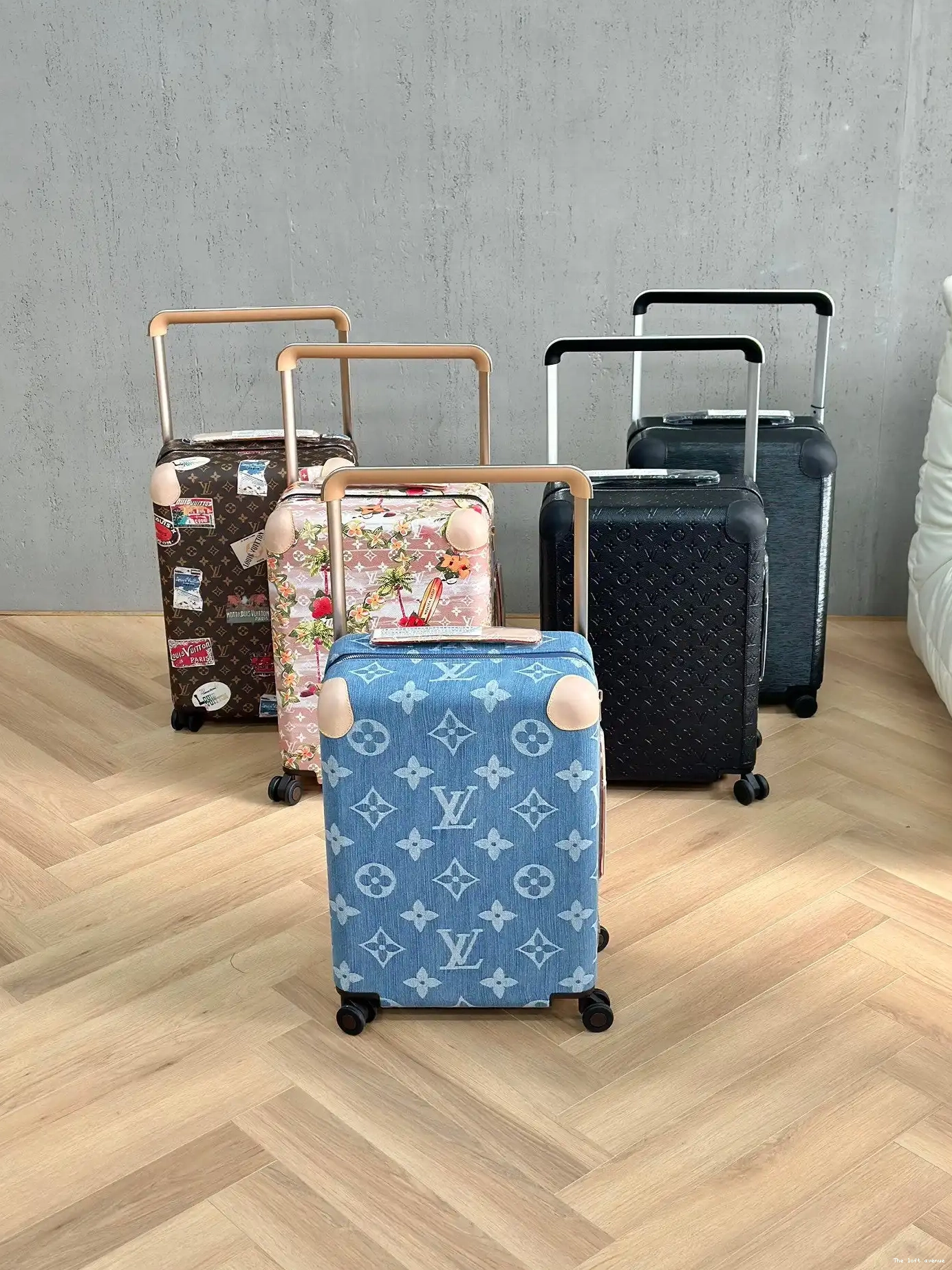 55 37L PATCHES CUSTOM HORIZON SUITCASE TRAVEL CABIN 0513